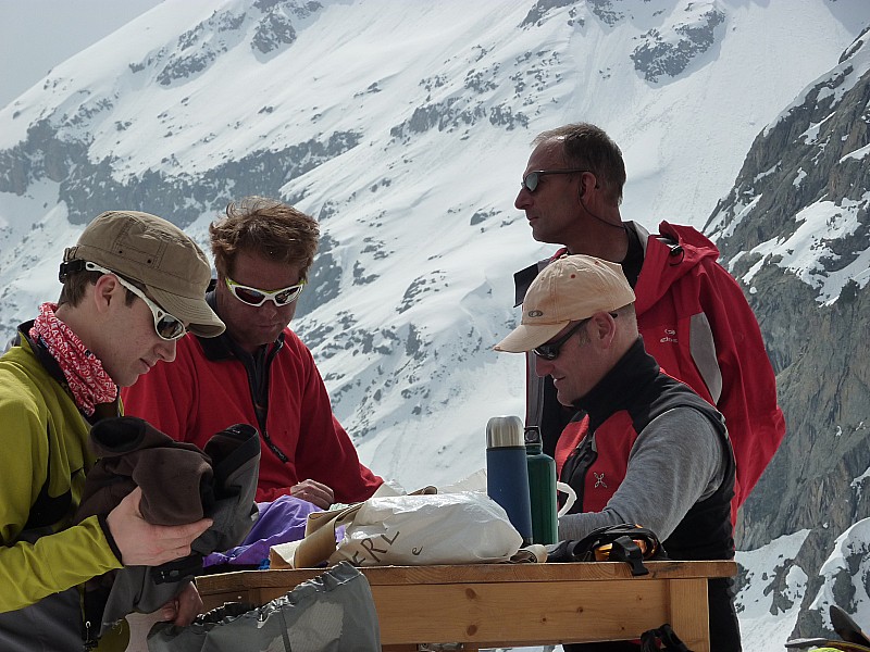 #36 Refuge du Chatelleret : Thibaud, David, Polito et Fan profitent de l Refuge du Chatelleret : Thibaud, David, Polito et Fan profitent de l'après midi