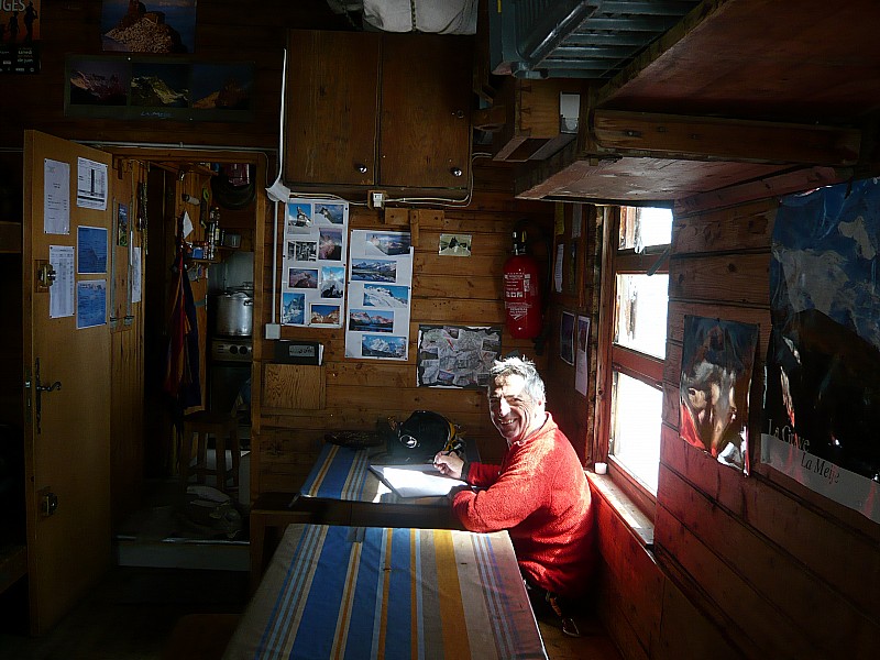#63 Refuge de l Refuge de l'Aigle : Je consigne notre passage dans le livre d'or.
Reportage sur le refuge dans Alpes Magazine à la fin de l'année.