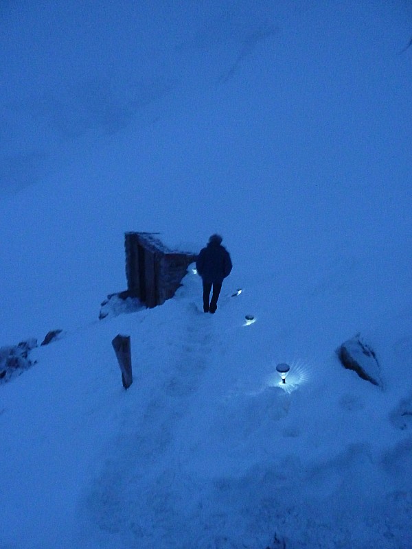 #24 Refuge Adèle Planchard : Accés illuminé aux toilettes : un luxe Refuge Adèle Planchard : Accés illuminé aux toilettes : un luxe