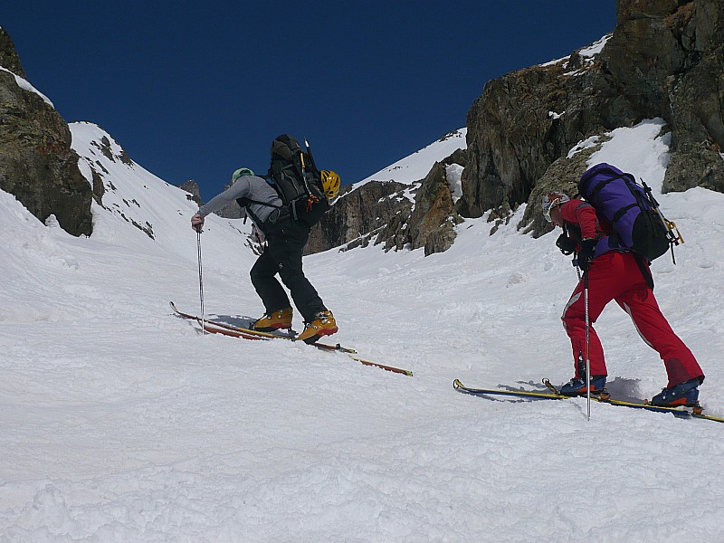 #14 HDlameije et David : expérimentent le mode pyrolyse dans l HDlameije et David : expérimentent le mode pyrolyse dans l'étroiture sous le refuge Adèle Planchard