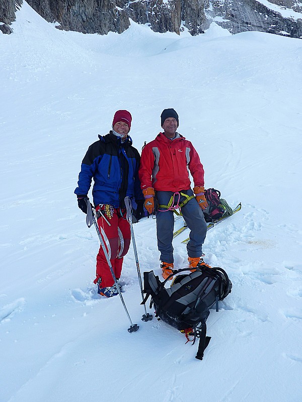 #40 Au pied de la face sud : Paul et David très heureux d Au pied de la face sud : Paul et David très heureux d'être là. Le vent a faibli