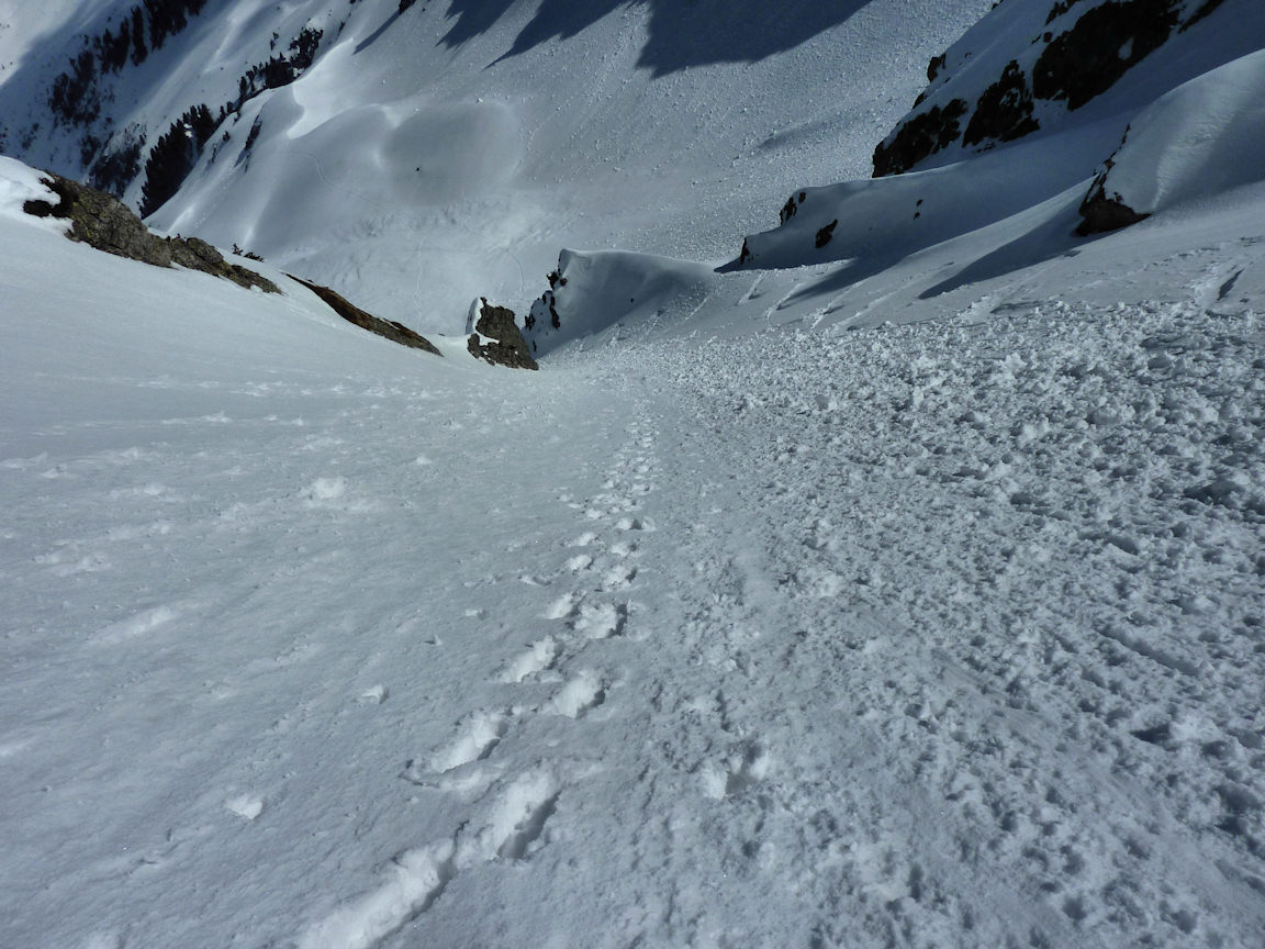#9 Ma trace de montée. : Dans le couloir de gauche ou il n Ma trace de montée. : Dans le couloir de gauche ou il n'y avait qu'une seule trace de descente.