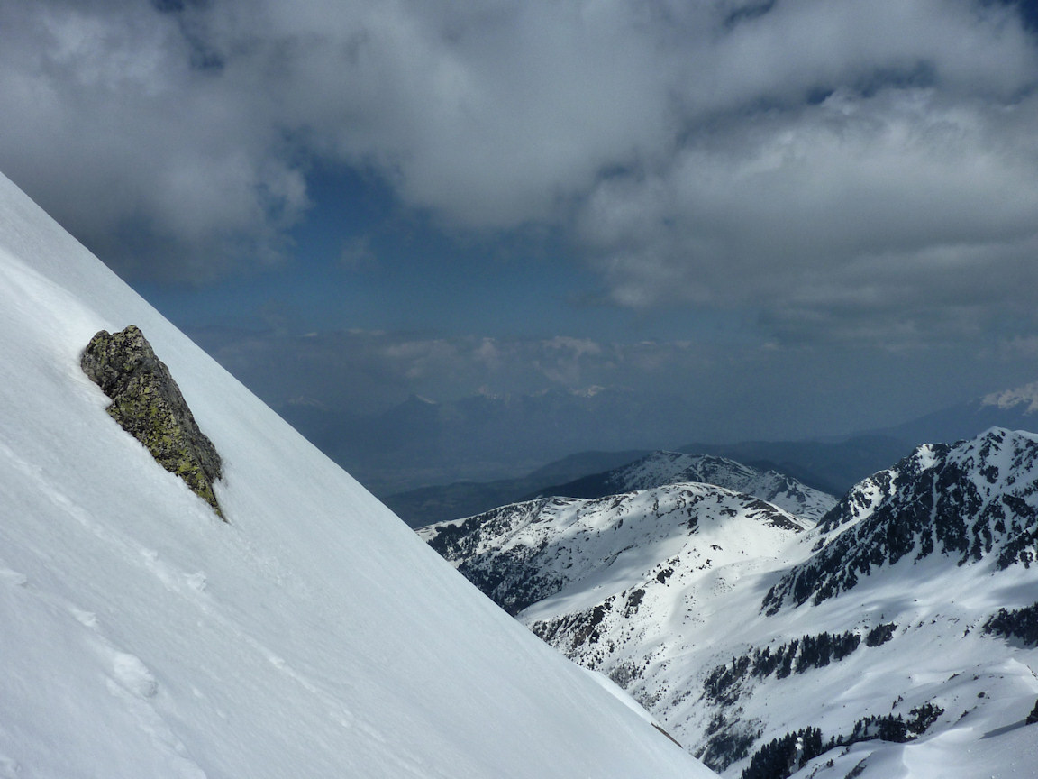 #14 Au milieu du couloir : Vue vers le Nord, avant de reprendre cette trop courte descente. Au milieu du couloir : Vue vers le Nord, avant de reprendre cette trop courte descente.