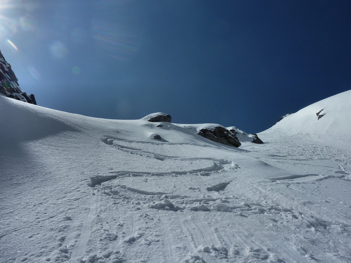 #15 Contre-pente rive droite : Neige pas encore humidifiée. Contre-pente rive droite : Neige pas encore humidifiée.