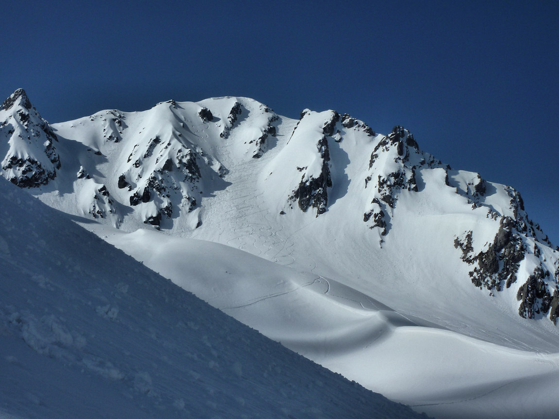 #8 Lors de la première descente : Il y a eu du passage ce w.e dans les couloirs de la face NE. Lors de la première descente : Il y a eu du passage ce w.e dans les couloirs de la face NE.