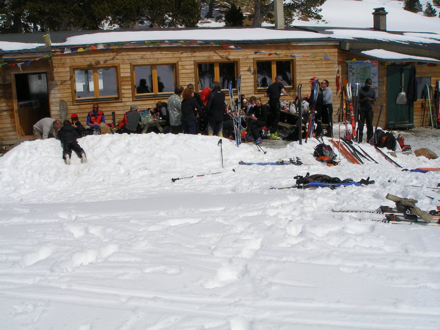 Refuge des Camporells : Il y a du monde en terrasse