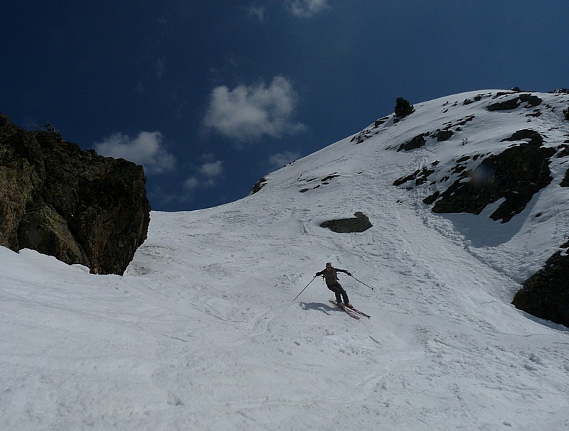 #11 Descente : Ben se lâche dans la dernière pente avant le col des Lessines. Descente : Ben se lâche dans la dernière pente avant le col des Lessines.