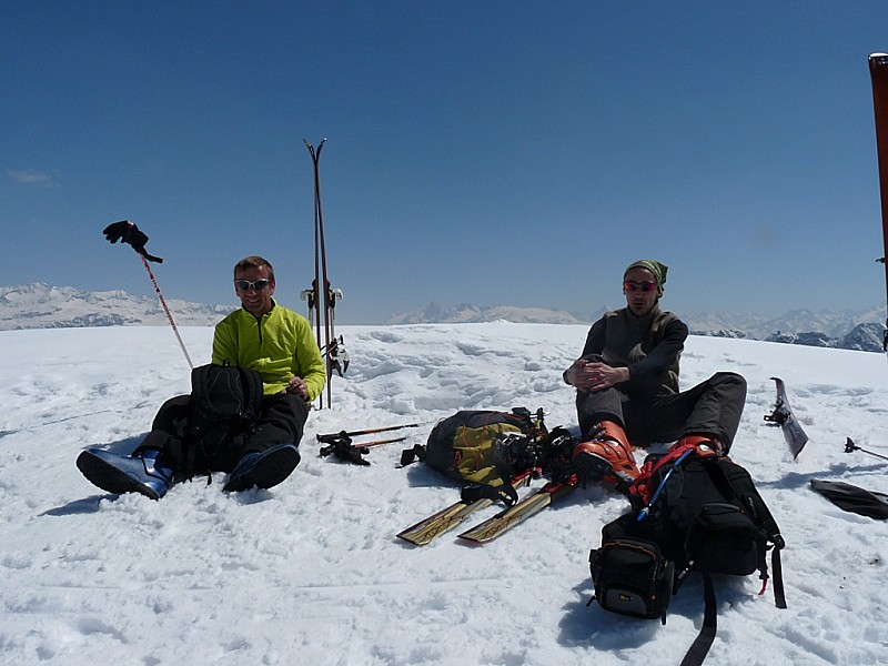 #7 Le sommet : petite pause bien agréable, avec les Grandes Rousses et les Écrins en arrière plan. Le sommet : petite pause bien agréable, avec les Grandes Rousses et les Écrins en arrière plan.