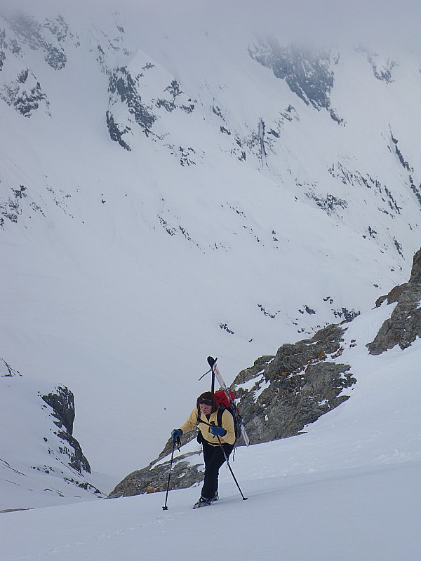 ça se gâte! : Blandine à la sortie du passage raide avant de prendre pied sur le glacier de Jocelme... et de rentrer dans le brouillard !