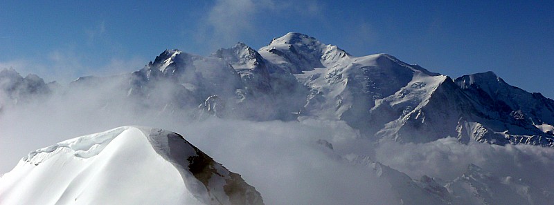 Quel panorama ! : Au 1° plan : le sommet de l'Aiguille de Salenton. Au loin : Aiguille du Midi, Mont Blanc, Dôme et Aiguille du Goûter, Aiguille de Bionassay