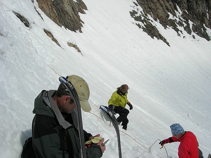 #6 Col des agneaux : un guide et ses trois clients redescendent du col (ont traversé par la Platte des Agneaux) Col des agneaux : un guide et ses trois clients redescendent du col (ont traversé par la Platte des Agneaux)