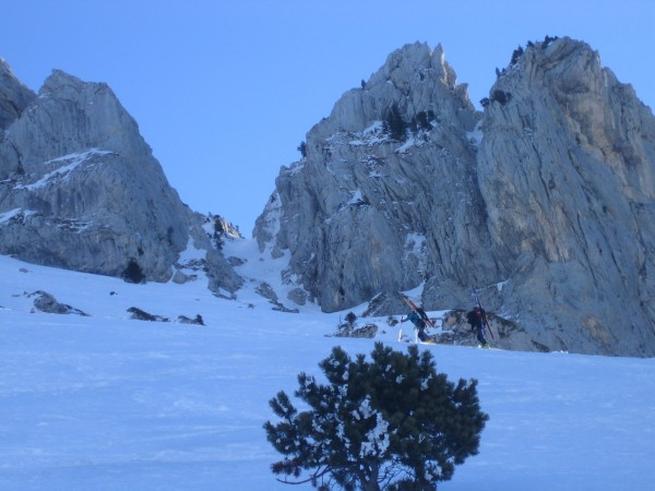#3 fifi et arnaud à pied : La neige est tellement dure que l fifi et arnaud à pied : La neige est tellement dure que l'on peut facilement monter à pied.
le couloir n'est pas en conditions.