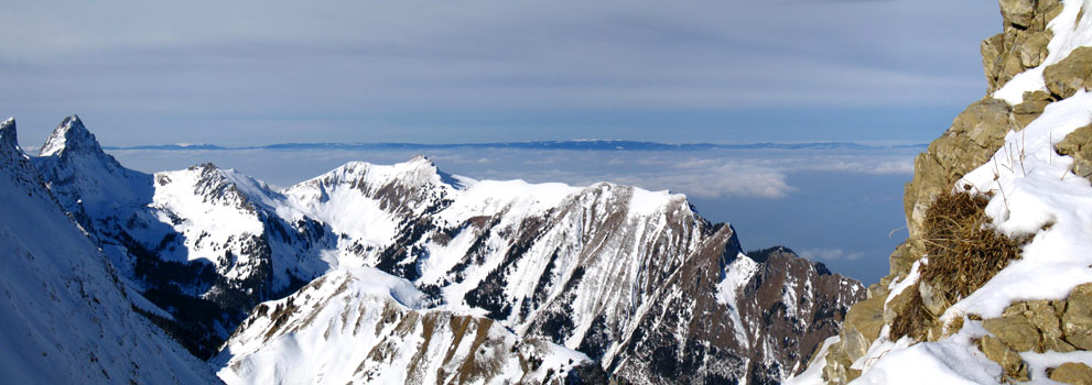#2 Le Chablais : La vue sur le Chablais du haut du couloir.
A gauche le Château d Le Chablais : La vue sur le Chablais du haut du couloir.
A gauche le Château d'Oche et la dent d'Oche, au centre le Pic Boré et la pointe de Pétalouse et au loin le Jura.