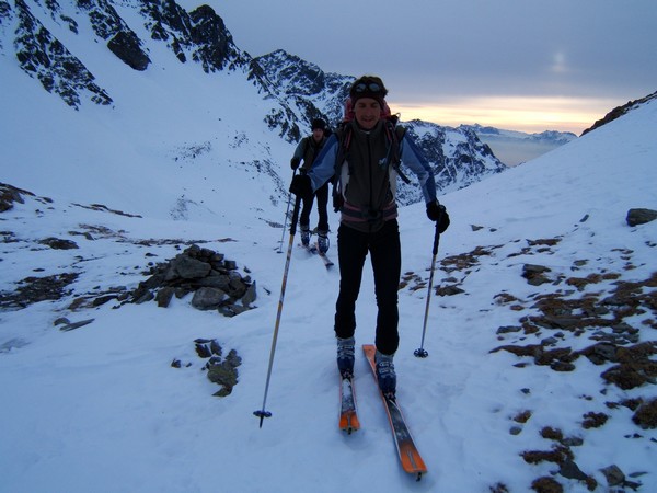 #5 Col de Mine de Fer : Coucher du soleil qui se voile, le doute se lit dans les yeux de Jeroen, suivi de Nico. Col de Mine de Fer : Coucher du soleil qui se voile, le doute se lit dans les yeux de Jeroen, suivi de Nico.