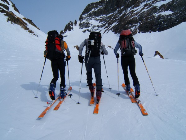 Vertical team : Sous le col de Freydanne (mais qu'est-ce qu'ils font tous avec ces mêmes skis?)