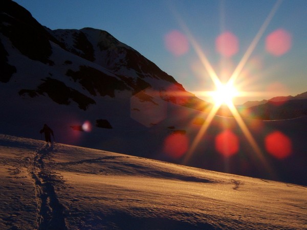 #11 Premiers rayons : Le soleil nous cueille avant d Premiers rayons : Le soleil nous cueille avant d'attaquer le col du Villonet