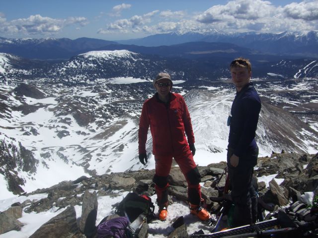 #5 Un Carlit de + : Au sommet, devant les lacs du Carlit gelés, le barrage des Bouillouses, le Capcir et le Canigou tout au fond Un Carlit de + : Au sommet, devant les lacs du Carlit gelés, le barrage des Bouillouses, le Capcir et le Canigou tout au fond