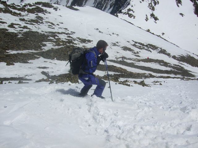 #6 Couloir "aie aie aie" : Dernières neiges dans le haut du couloir, Samuel prépare ses virages télémark Couloir "aie aie aie" : Dernières neiges dans le haut du couloir, Samuel prépare ses virages télémark