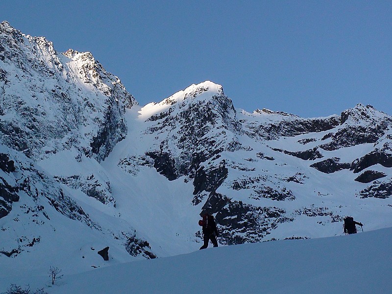 #4 Levé de soleil sur le couloir : le jour J, en prenant pied sur le glacier Levé de soleil sur le couloir : le jour J, en prenant pied sur le glacier