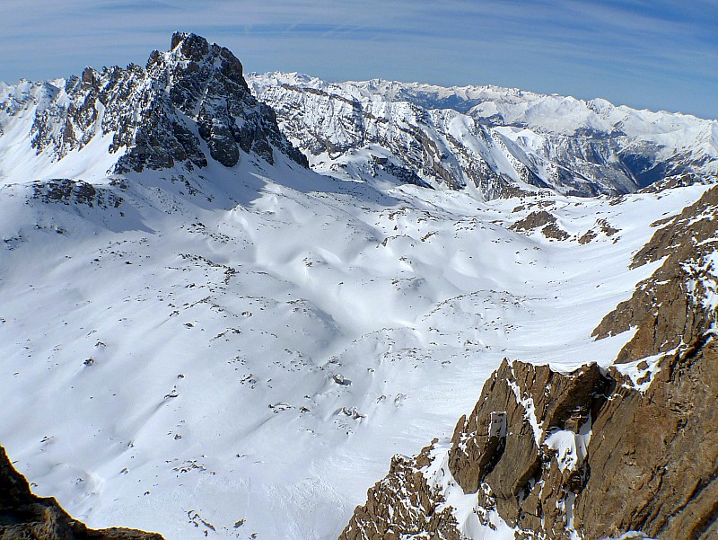 #4 De l De l'autre côté, ça plonge : vue majeure sur le Brec, et le vaste plateau qui le sépare des Aiguilles de Chambeyron