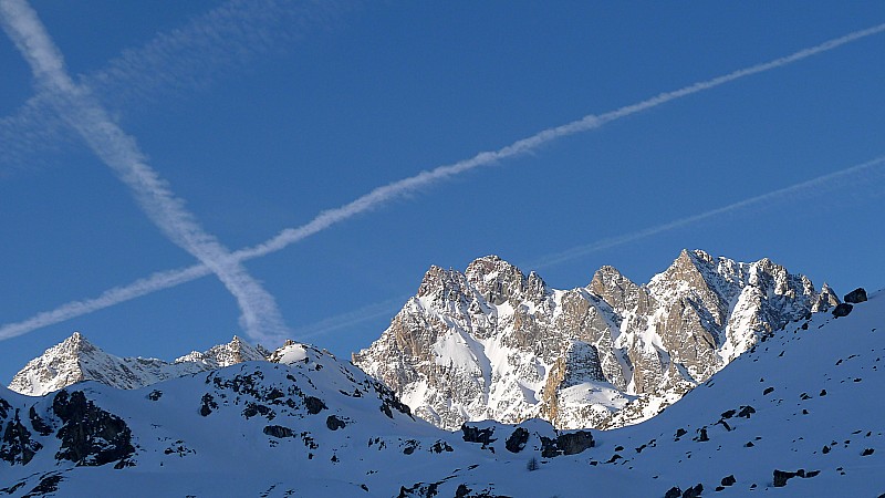 #1 Les Aiguilles apparaissent : le traffic aérien a repris...dommage ! Les Aiguilles apparaissent : le traffic aérien a repris...dommage !