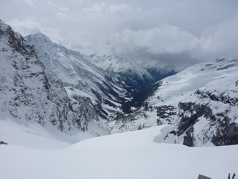 Depuis la Tresch Hütte : Vue sur l'Oberalpstock (à gauche) et la vallée de Maderanertal.