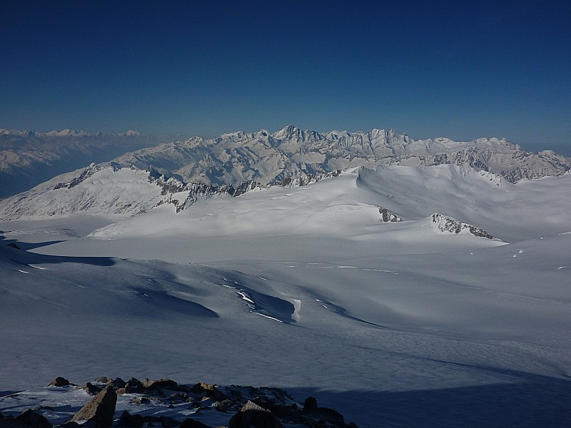 Dammastock : Vue sur le Rhonegletscher, en fond l'Oberland.