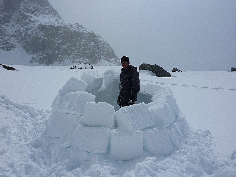 Konkordiaplatz : Emplacement idéal pour le bivouac, construction de l'igloo en mode gros bloc de neige sèche.