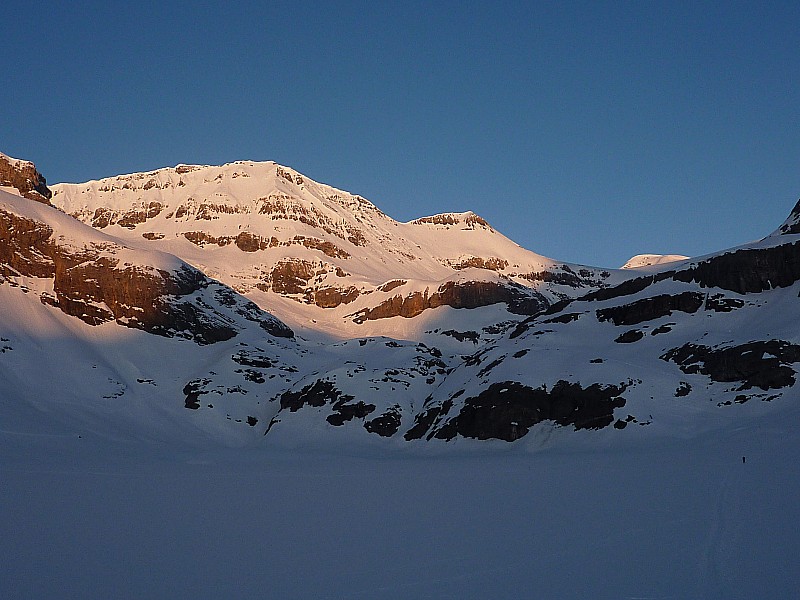 Lämmerenboden : A gauche le Schneehore, au fond le Wildstrubel. A droite le petit passage un poil raide entre les barres.