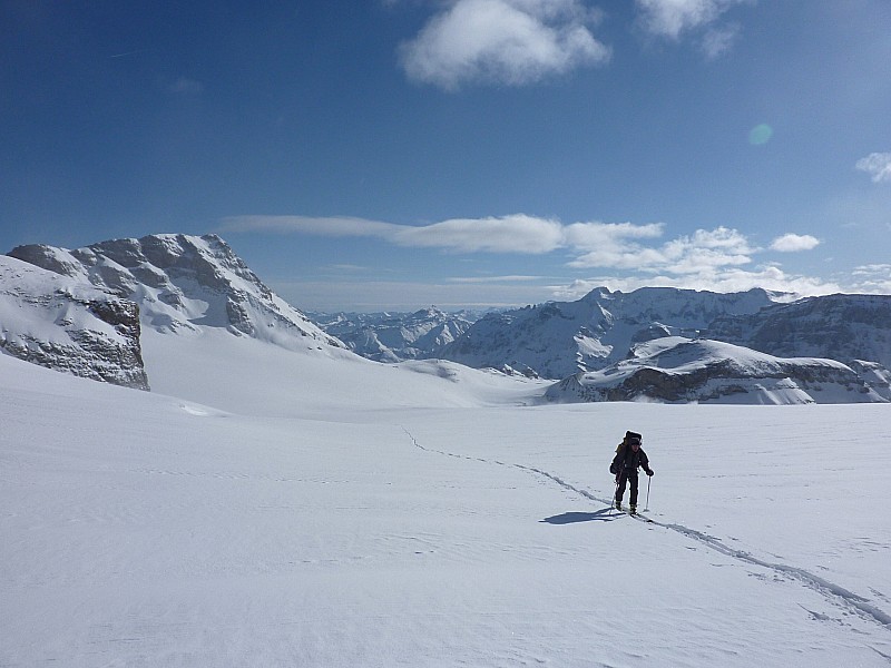 Premier glacier plat : le Claridenfirm, sous un vent glacial.