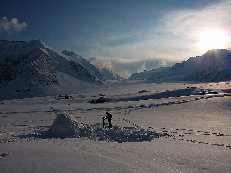 #32 Konkordiaplatz : Bivouac au soleil couchant, au fond le Lötchenlücke, presque à la même hauteur que nous. Konkordiaplatz : Bivouac au soleil couchant, au fond le Lötchenlücke, presque à la même hauteur que nous.