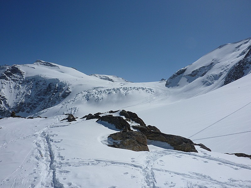 #13 Depuis la Tieberglihütte : Vue sur le Steiglestcher, au fond le Sustenhorn. Depuis la Tieberglihütte : Vue sur le Steiglestcher, au fond le Sustenhorn.