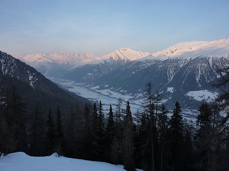 En montant à Galmihornhütte : La vallée du Rhône, encore bien blanche au soleil couchant