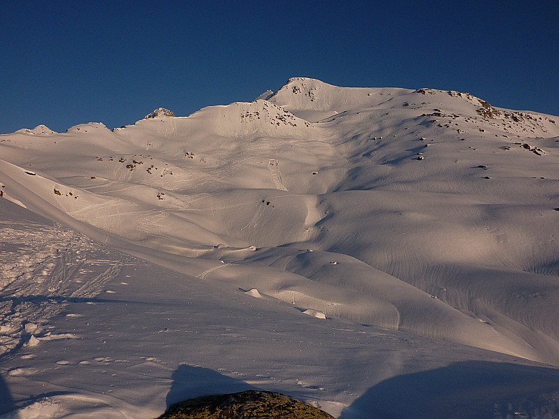 #22 Chastellücke : Avant de redescendre quelques mètres sur le lac Ouchumm. Au fond le Heji Zwächte, la trace passe à droite. Chastellücke : Avant de redescendre quelques mètres sur le lac Ouchumm. Au fond le Heji Zwächte, la trace passe à droite.