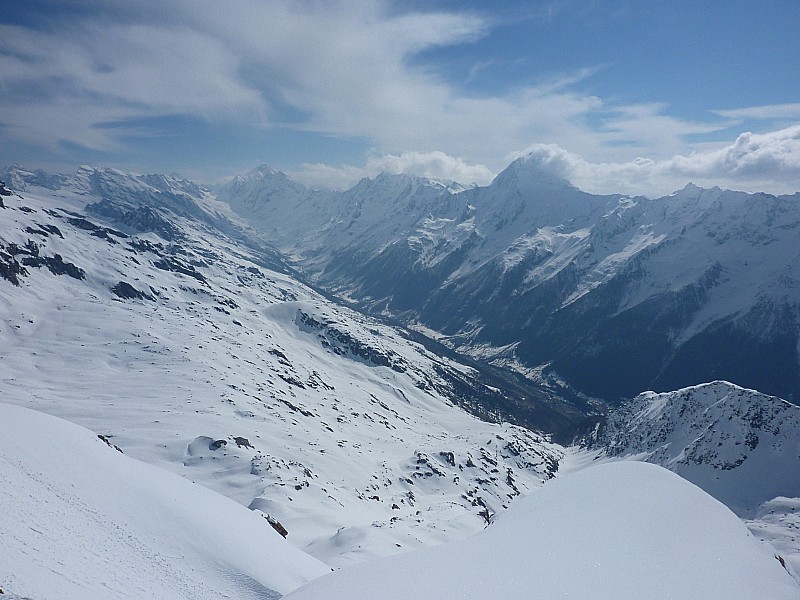 Ferdenrothorn : Vue sur la vallée de Lonza, descendue la veille, avec au fond le Lötchenlücke