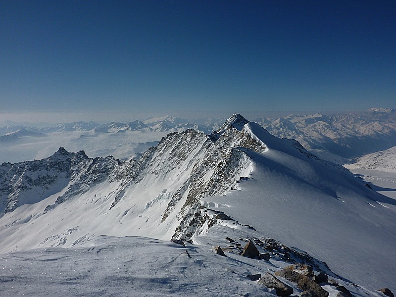 Dammastock : Vue sur la crête sud, avec l'abrupte versant est.