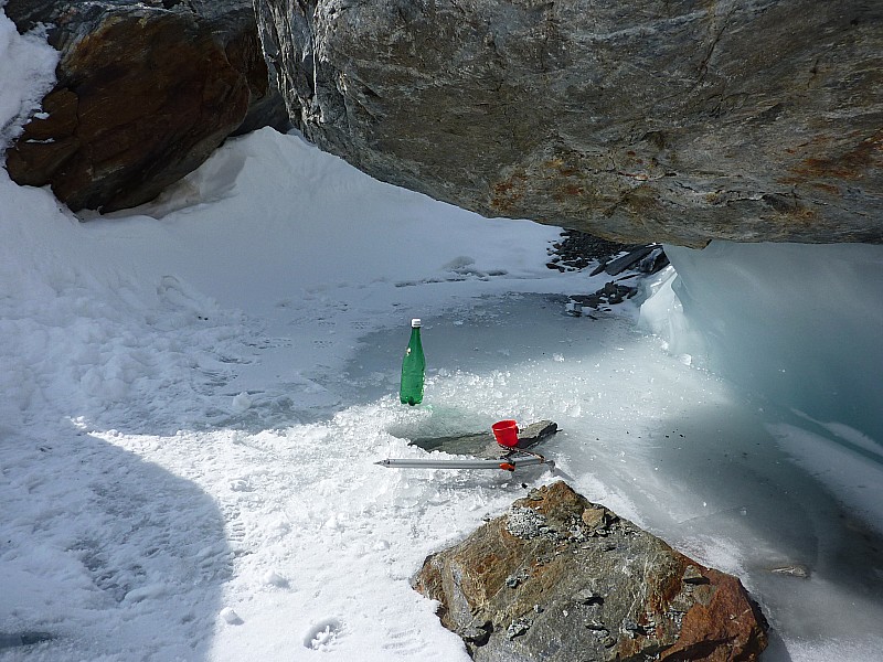 Konkordiaplatz : Source sur le glacier.