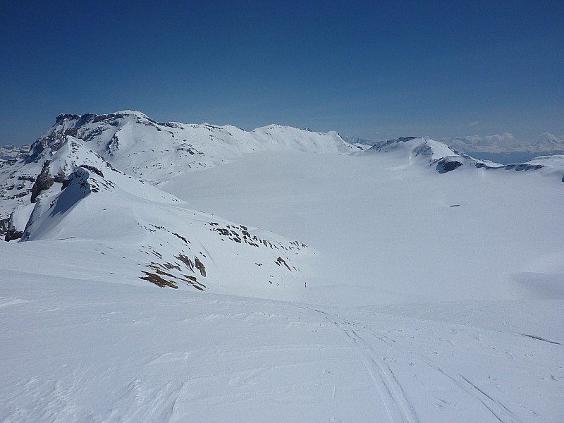 Wisshore : Vue générale sur le curieux glacier de la plaine morte (qui ne s'écoule pas)