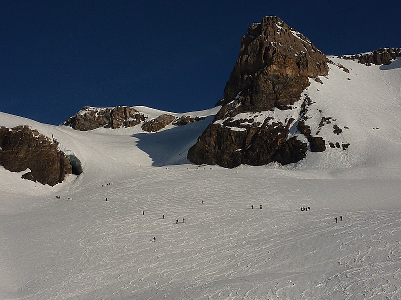 Wildstrubel Gl. branche gauche : La même qu'au Mont Blanc.
Certains en ordre discipliné, d'autres moins.
On a vu autant de monde en une journée qu'en 20 jours