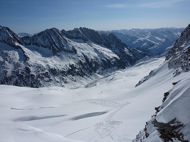 Chelenalplücke : Vue sur le vallon de Voralp et la crête de granit menant au Salbitschijen (à droite), réputé pour la grimpe.