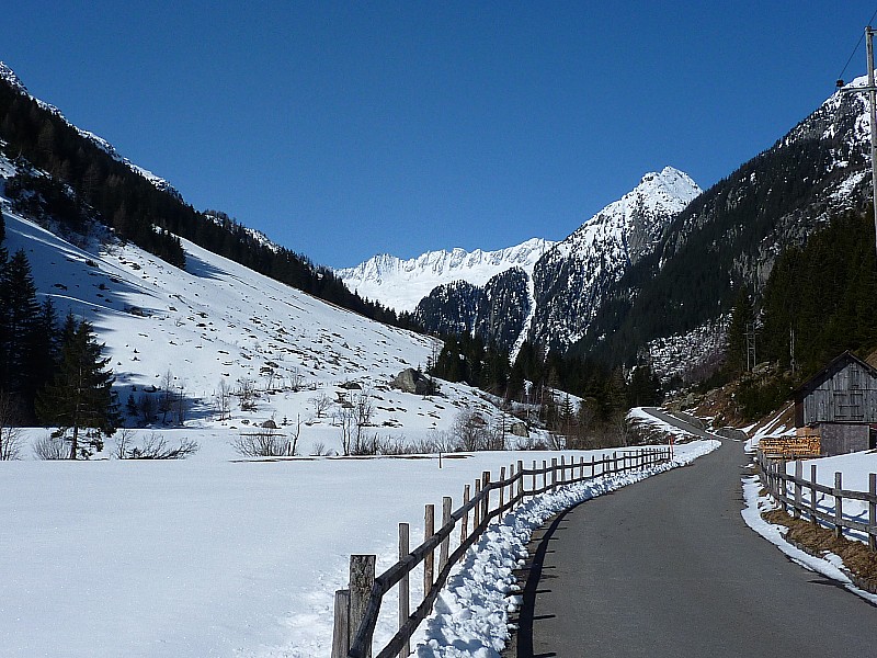 Gôschenen : direction le Dammastock, on pouvait même chausser à 1100m.