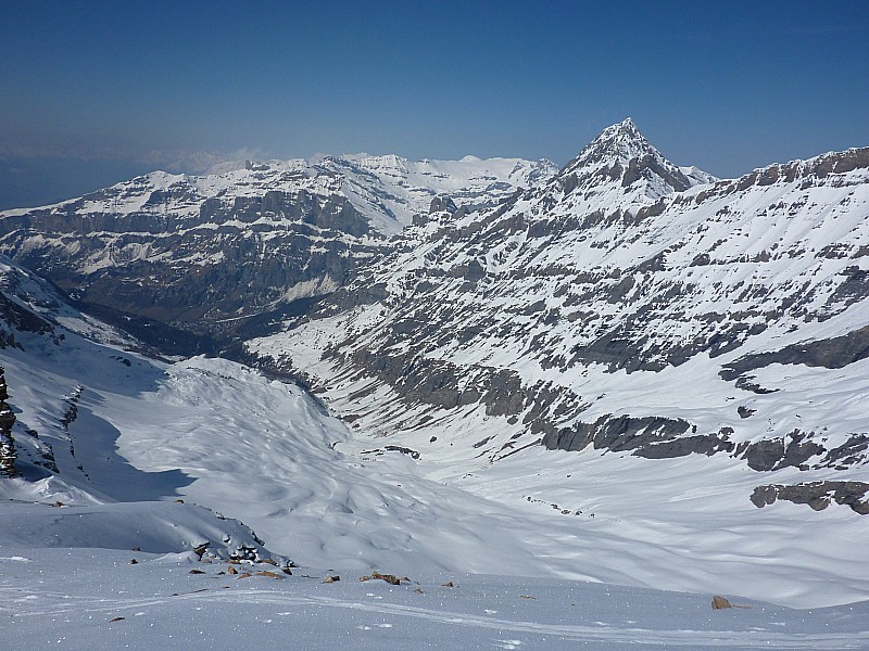 Ferdenrothorn : Vue sur la vallée de Dala, à la limite de l'enneigement Leukerbad, à droite le Rinderhorn, le dôme au fond est le Wildstrubel.