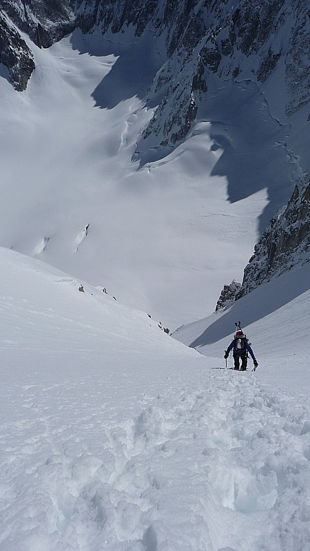 #6 Col des Cristaux : Deuxième moitié de la face. la pente se creuse et nos poursuivants sont toujours à nos trousses... Col des Cristaux : Deuxième moitié de la face. la pente se creuse et nos poursuivants sont toujours à nos trousses...