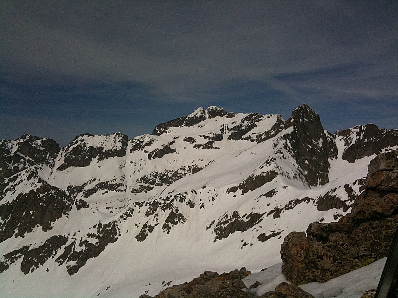 #9 Vue sur le Gélas face E : Vue sur le Gélas, le couloir E à l Vue sur le Gélas face E : Vue sur le Gélas, le couloir E à l'air en condition même si il parait beaucoup moins rempli que la saison dernière.