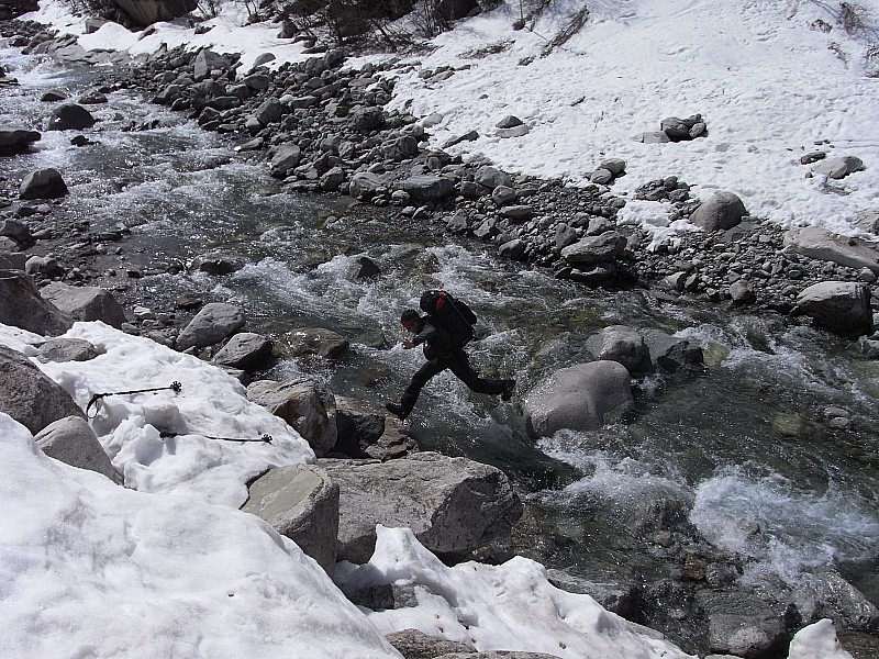 Cross-River ski-boots jumping : Nouveau sport en provenance des US, se pratique avec chaussures de ski et sac à dos, lourd de préférence.