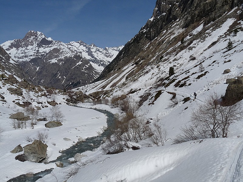 Descente sur la Berarde : Encore assez enneigé