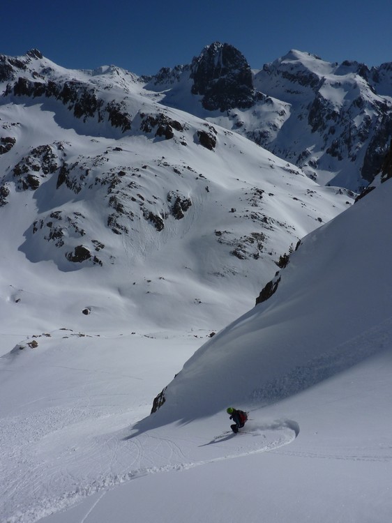 #10 Pélago : Fin du couloir avec un cône en grosse poudre. Pélago : Fin du couloir avec un cône en grosse poudre.