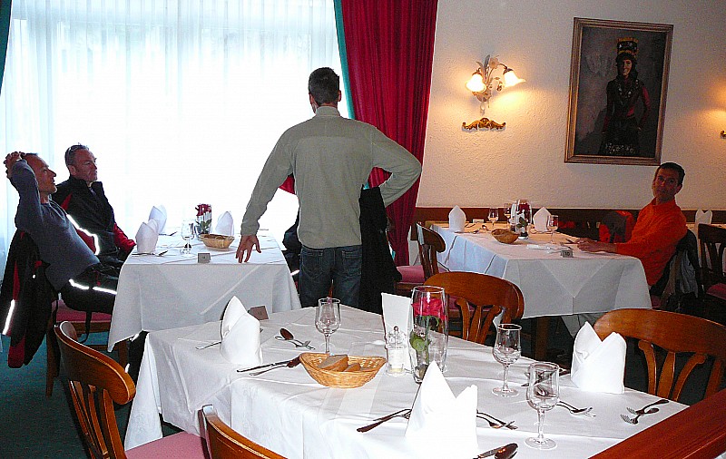 Au restaurant : 18h : Petit resto bien classe
Jeroen essaye de savoir auprès d'une patrouille, ce qui a été dit au briefing de 17h (nous nous dormions :-))