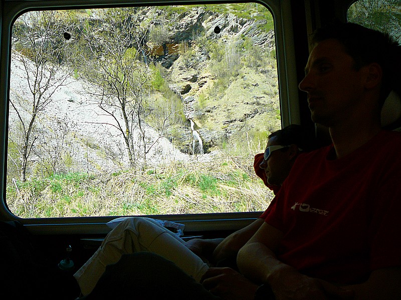 Dans le train pour Zermatt : Moment de repos dans ce petit train pour Zermatt qui nous offre un paysage bucolique.