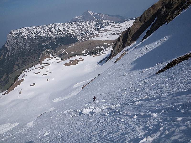 #2 Col du Rasoire NW 24avr10.2 : On voit bien le nombreuses petites coulées qui raye l Col du Rasoire NW 24avr10.2 : On voit bien le nombreuses petites coulées qui raye l'itinéraire... pas l'air méchant pour l'instant mais bon... faut mieux être redescendu pour midi !